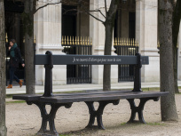 Des citations de Colette et Cocteau sur les bancs du Jardin du Palais-Royal