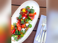 La recette de la salade de tomates x brousse de chèvre frais d'Armand Arnal, chef de La Chassagnette