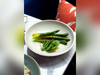La recette des asperges vertes rôties d'Amandine Chaignot, cheffe de Pouliche