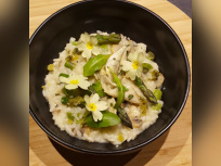 La recette du risotto aux asperges vertes et pesto à l’ail des ours du chef Julien Budin