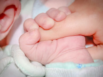 Covid-19 : Le masque n'est pas obligatoire pour les femmes qui accouchent