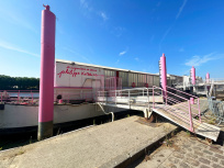 Le mignonisme en Seine : l'exposition gratuite de Philippe Katerine sur une péniche à Clichy (92)