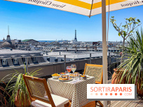 La terrasse estivale du Printemps Haussmann 2025 avec vue sur Paris et la Tour Eiffel