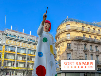 La gigantesque Yayoi Kusama devant le siège de Louis Vuitton, en face de la Samaritaine