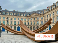Les imposantes installations en acier de l'artiste Bernar Venet sur la Place Vendôme