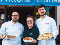 Pizza napolitaine de compétition à la pizzeria La Vittoria dans le marais