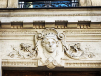 Pourquoi y a t-il des visages au-dessus des portes d'immeubles à Paris ?