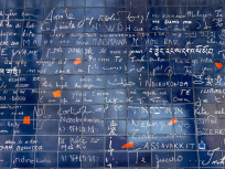 Paris : découvrez la belle histoire du Mur des Je t'aime, à Montmartre