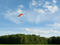Sport insolite : où faire un baptême de paramoteur ou parapente en Île-de-France ? 