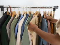 Des vêtements de seconde main offerts gratuitement aux étudiants dans cette boutique parisienne