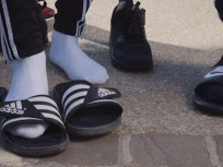 Le port des claquettes-chaussettes interdit dans un lycée de Seine-Saint-Denis