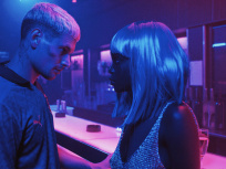 Du crépitement sous les néons