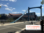 Pont suspendu bleu sur l'île Seguin près d'un complexe cinématographique