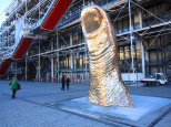 Un Pouce monumental de César sur le parvis du Centre Pompidou