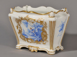 exposition Chateau de Versailles, exposition Manufacture de Sèvres, exposition porcelaine Dodin, exposition Dodin Chateau de Versailles, Chateau de Versailles porcelaine exposition | Charles-Nicolas Dodin Cuvette « tombeau » à fond blanc, peinte en camaïeu bleu 1754, porcelaine tendre Collection particulière© EPV/J.M.Manaï