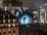 JR revient sur la façade du Palais Garnier - Opéra de Paris avec un show de 150 danseurs ce dimanche