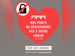 Installation des stickers #lovewithoutlocks pour mettre fin aux cadenas sur les ponts parisiens