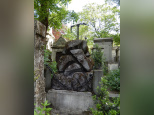 Connaissez-vous l’histoire de cette mystérieuse tombe cryptée au Père Lachaise ?
