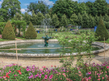 En région parisienne, un charmant jardin à l'anglaise dominé par une villa à l'italienne