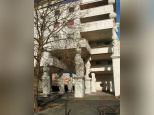 En région parisienne, cet immeuble suspendu sur des sculptures est un trésor du patrimoine contemporain