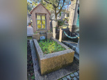 À Paris, cette tombe insolite prend la forme d’une maisonnette avec ses occupants à la fenêtre