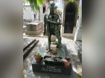 Au cimetière de Montparnasse, un centaure veille sur la tombe de César