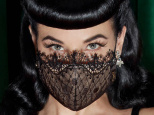 Insolite : Dita Von Teese dévoile sa version glamour du masque covid