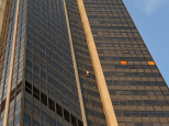 À Paris, un homme interpellé après avoir escaladé la Tour Montparnasse à mains nues