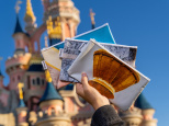 Disneyland Paris : poches, sacs... Découvrez les accessoires upcyclés aux couleurs du Château