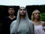 Les 100 nuits de Héro: Emma Corrin, Felicity Jones, Maika Monroe