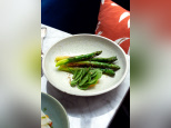 La recette des asperges vertes rôties d'Amandine Chaignot, cheffe de Pouliche