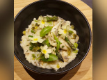 La recette du risotto aux asperges vertes et pesto à l’ail des ours du chef Julien Budin