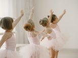 Faites danser vos enfants sur le thème des sorciers ou de Barbie, au Studio Danse Energie