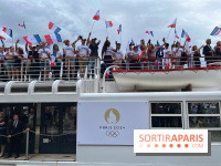Athlètes et flambeau de Paris 2024
