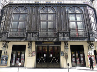 André Dussollier : les dernières dates de son spectacle Sens dessus dessous 