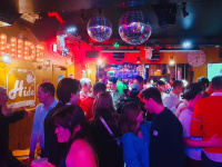 Un lieu inédit et festif : un pub / une discothèque et même un speakeasy bar (au même endroit)