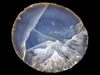 Rêveries de pierres : Poésie et minéraux de Roger Caillois  - Agate, Probablement Rio Grande do Sul (Brésil), Paris, MNHN, collection de minéraux et gemmes, cliché François Farges 1500x1000