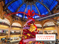 Vitrines et sapin de Noël des Galeries Lafayettes avec Clara Luciani - photos