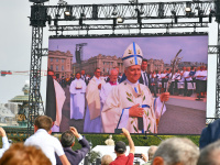 En images : la messe géante sur les Champs-Elysées du Pape Léon XIV