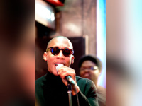 Raphaël Saadiq en showcase au Virgin Mégastore