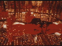 L'artiste dans l'installation Peep - Endless Love Show, Yayoi Kusama