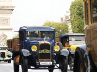 Un rallye de voitures anciennes dans les rues de Paris