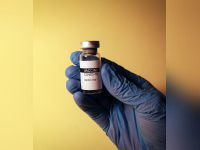 Le vaccin contre le covid vendu en ligne jusqu'à 1000 dollars