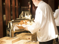 Diners clandestins à Paris : une enquête ouverte par Darmanin, chasse à l'homme lancée sur Twitter