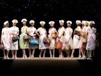 Nurses du Défilé Femme Printemps-Eté 2008 portant 12 sacs de la ligne Toile Monogram Jokes créés par Richard Prince Isabeli Fontana, Karolina Kurkova, Lara Stone, Nadja Auermann, Naomi Campbell 31/10/2007 © LOUIS VUITTON / CHRIS MOORE Droits : DROITS RESTREINTS