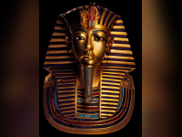 Toutankhamon son Tombeau et ses trésors, exposition Toutankhamon Porte de Versailles, exposition Toutankhamon Parc des Expositions Versailles, exposition Toutankhamon Paris 2012, toutankhamon exposition Masque funéraire |  Masque funéraire en or du pharaon Toutankhamon © DR Original en or massif avec incrustations de pâte de verre et de gemmes" H. 54 cm.