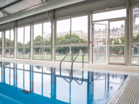 Une piscine mobile provisoire au pied de la Tour Eiffel