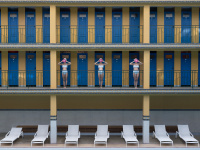 Exposition atypique à Paris : Soo Burnell revient à Molitor avec son œuvre 'Into The Blue'