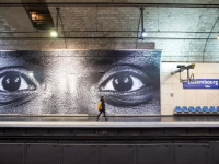 Les "regards" de JR exposés dans le métro parisien