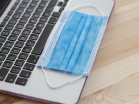 Coronavirus : vers un port du masque obligatoire dans les entreprises ? 